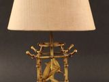 une image représentant une lampe posée sur une table, avec un abat-jour