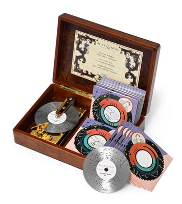 un coffret en bois contenant un CD et un disque CD
