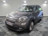 Le SUV Fiat gris est garé dans le garage, sur un sol à damier.
