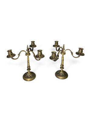 une paire de bougeoirs anciens en laiton
