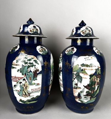 une paire de vases bleus et blancs ornés de scènes asiatiques