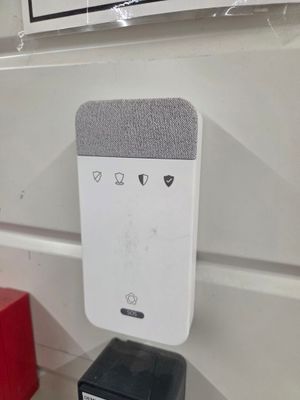 une enceinte noire et blanche posée sur un comptoir blanc