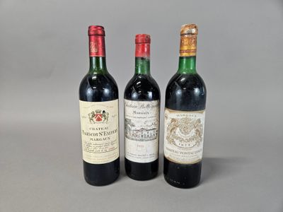 trois bouteilles de vin posées l'une à côté de l'autre sur une table