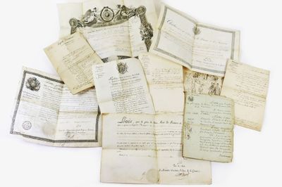 une pile de vieilles lettres et de vieux papiers posée sur une surface blanche