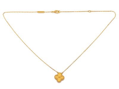 un collier plaqué or avec un pendentif en forme de cœur au bout d'une chaîne
