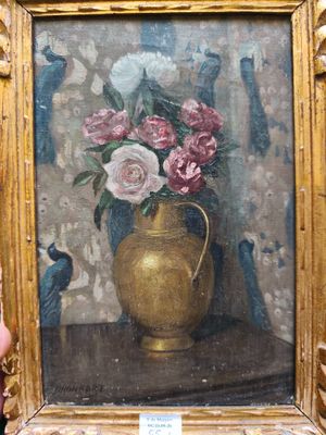 un tableau représentant un vase doré contenant des fleurs