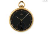 une image montrant un gros plan d'une montre de poche avec des chiffres romains