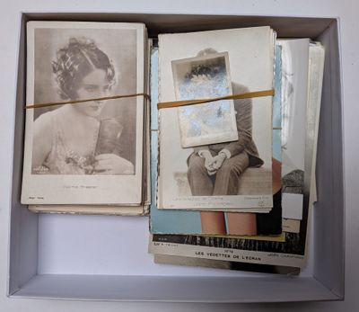 une photo d'une femme assise dans une boîte avec une pile de livres