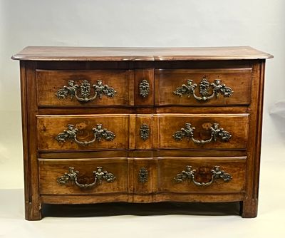 une image d'une commode en bois avec des poignées en laiton
