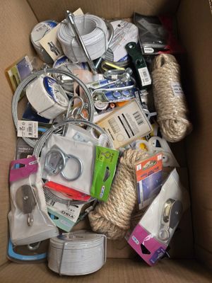 un carton rempli d'appareils électroniques et d'autres objets