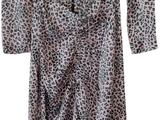 une image représentant une robe pour femme ornée d'un imprimé léopard