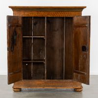 Armoire à deux portes sur pieds boules, bois patiné, Allemag… (photo 3)