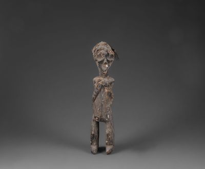 une figurine en bois représentant un homme avec un chapeau sur la tête