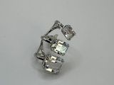 bague en argent ornée de pierres en cristal transparent sur un fond blanc