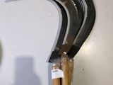 un grand nombre d'outils accrochés au mur