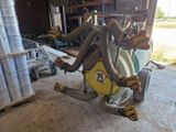 une photo d'une machine à laquelle sont raccordés plusieurs tuyaux