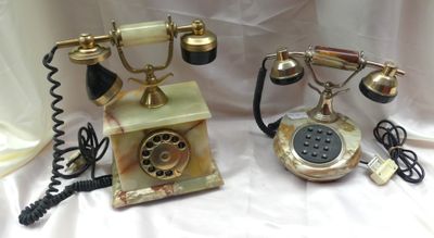 deux téléphones à l'ancienne posés sur un drap blanc