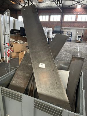 Lot d'étagères murales, en l'état, vendu sans la caisse pale…