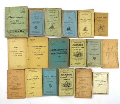 plusieurs vieux livres posés les uns sur les autres sur une surface blanche