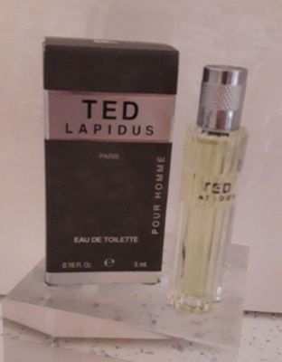 un flacon de parfum posé sur une table