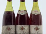trois bouteilles de vin posées l'une à côté de l'autre sur une table