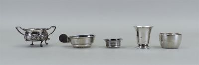 beaucoup d'objets en argent qui se trouvent sur la table