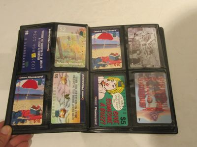 une personne tenant un portefeuille contenant de nombreuses cartes différentes