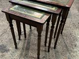 trois tables en bois avec un plateau en verre se trouvent dans une pièce