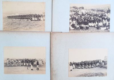 plusieurs vieilles photos en noir et blanc représentant un groupe de personnes dans un champ