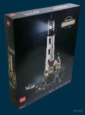 une boîte contenant un phare en Lego