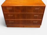 une commode en bois sur fond blanc