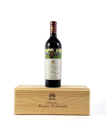 une bouteille de vin posée sur une caisse en bois