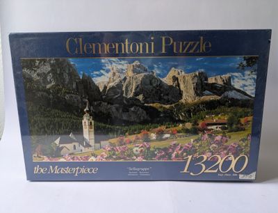 la boîte à puzzle est ornée d'une image représentant une scène de montagne