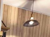 une lumière suspendue au plafond d'une pièce