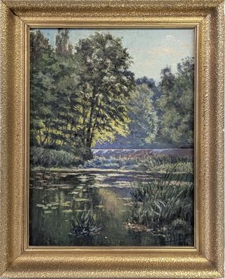 une peinture à l'huile représentant une rivière et des arbres, dans un cadre doré