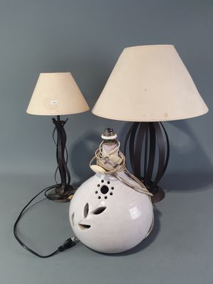 deux lampes placées l'une à côté de l'autre sur une table
