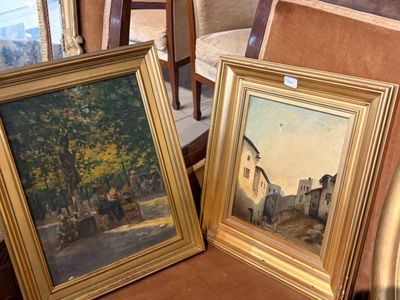 deux tableaux posés l'un à côté de l'autre sur une chaise