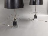 une paire de lampes noires posées l'une à côté de l'autre sur une table