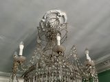 un lustre suspendu au plafond d'une loge