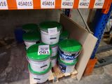 Plusieurs seaux de peinture sont empilés sur une palette dans un entrepôt