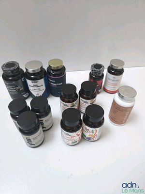 de nombreuses couleurs de peinture différentes sur une surface blanche