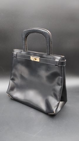 Sac en cuir noir, fermoir en métal doré. Bon état