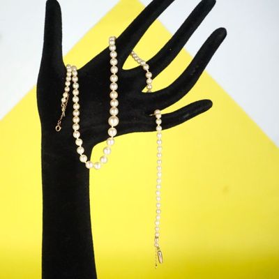 Collier de perles blanches disposées en chute (D.