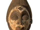 une image représentant un gros plan d'un masque en bois sur fond blanc