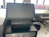 un ordinateur portable posé sur un classeur