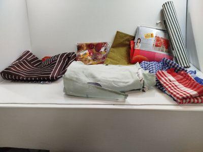 une étagère blanche sur laquelle sont posés de nombreux vêtements