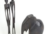 deux figurines placées l'une à côté de l'autre