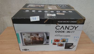 une boîte de bonbons et un appareil de cuisson posé sur une table