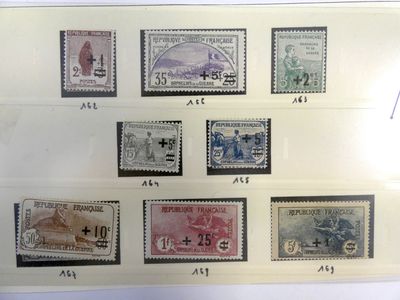 Plusieurs types de timbres sont présentés sur une feuille de papier