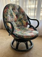 Fauteuil à l'assise pivotante en rotin teinté bleu avec une … (photo 3)